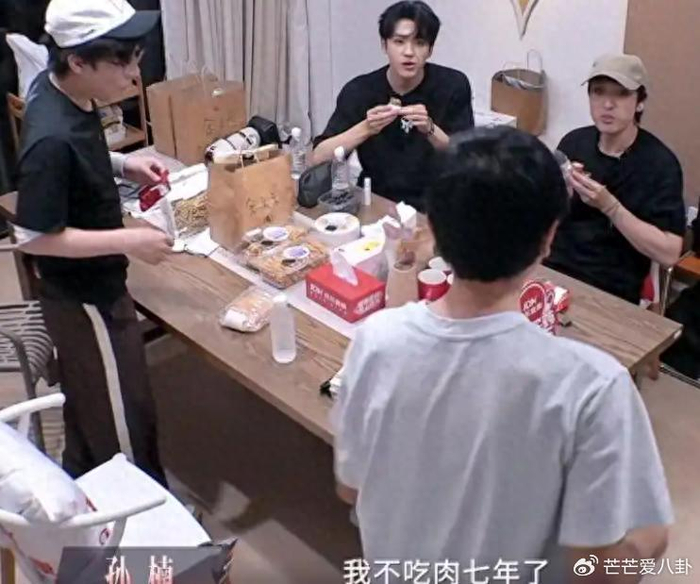 孙楠坚持吃素7年，吃1元钱一根的素肠，首聊二婚家庭疼爱13岁女儿，图片 1