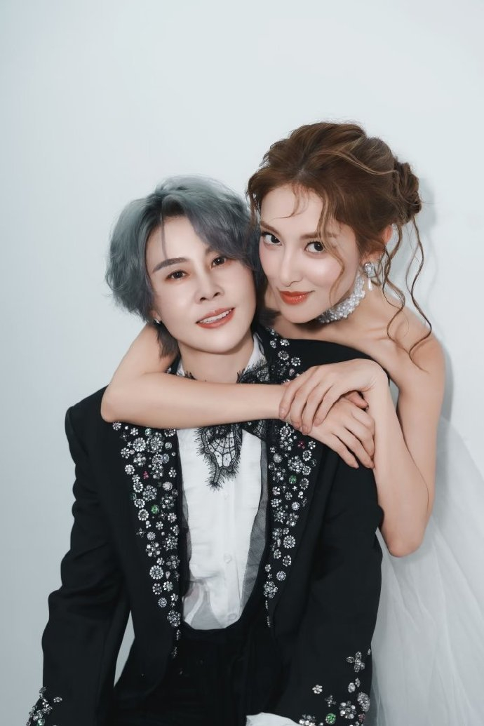 陈凯琳王濛“婚纱照”式舞台互动，“郑嘉颖破防了”登上热搜！，图片 1