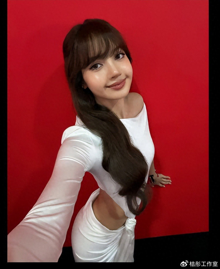 泰国歌手Lisa穿红色包臀裙，烈焰红唇，变身都市女郎！，图片 1