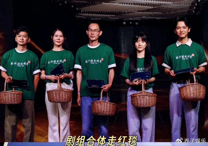 看这张名利场合照，程潇林允孙怡的状态，就知道阿嬷剧组有多明智，图片 1