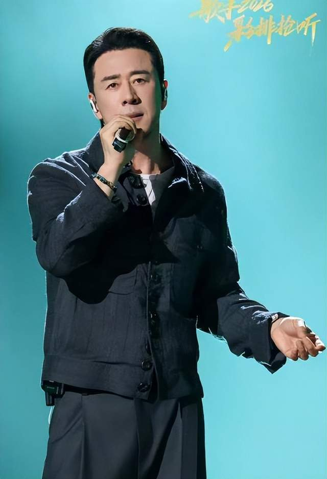杨坤重返《歌手》首轮淘汰！眼眶发红哽咽发言，想多唱几首歌，图片 1