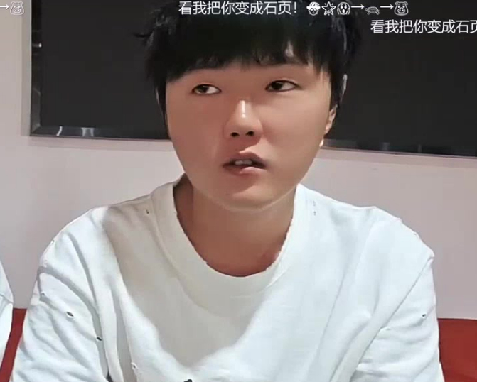 百万粉丝的游戏主播，线下参加活动，主动打招呼连续被两位女网红无视，图片 1