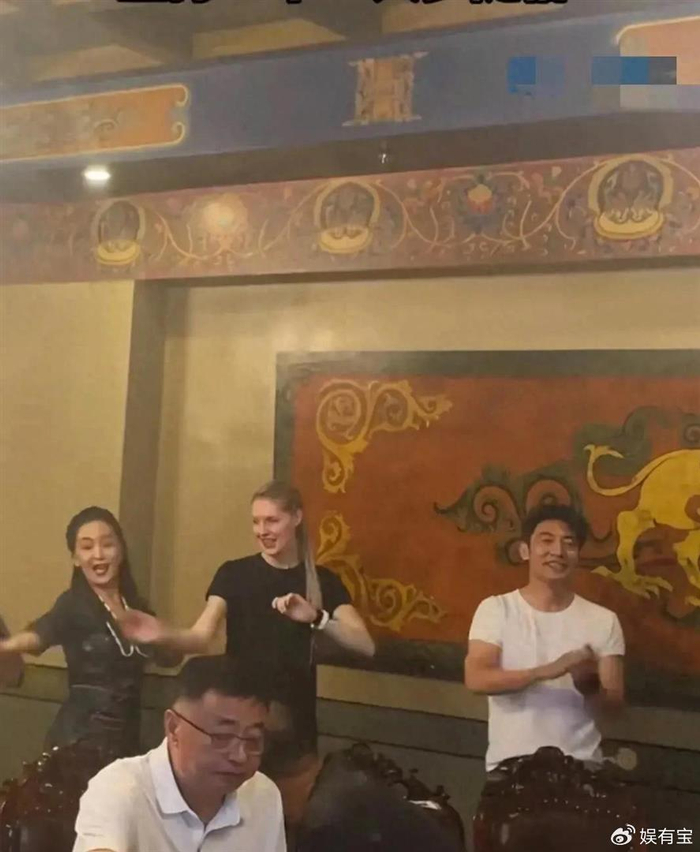 撒贝宁带老婆现身拉萨！李白一头脏辫太酷炫，夫妻牵手跳锅庄舞，图片 1