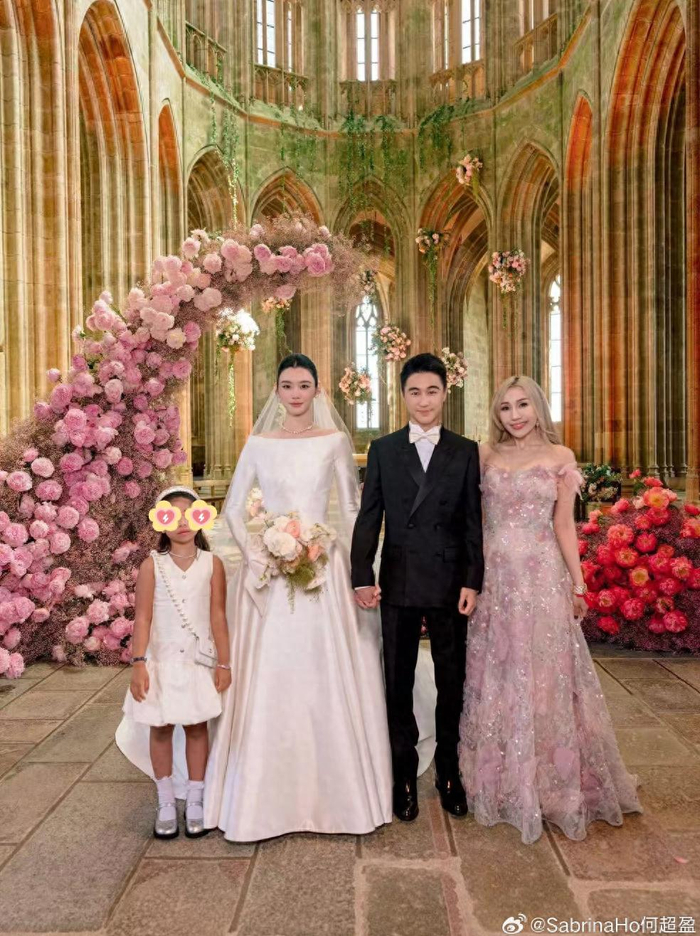 何超盈晒何猷君婚礼现场照，7岁女儿晚宴上朗诵，小7岁丈夫没出席，图片 1
